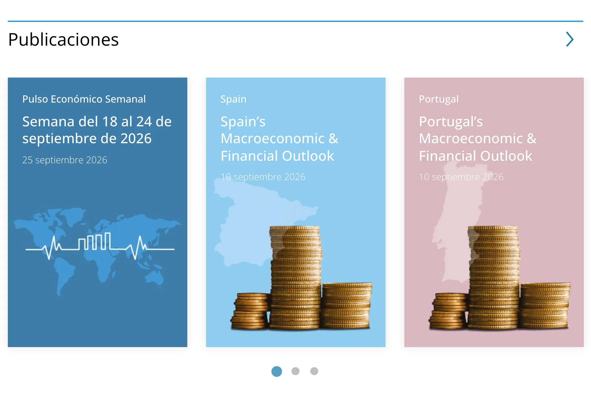 Bloque «Publicaciones» de la portada: tres fichas de color en carrusel, el Pulso Económico Semanal en azul oscuro con un mapamundi y los Macroeconomic and Financial Outlook de España y Portugal con pilas de monedas.