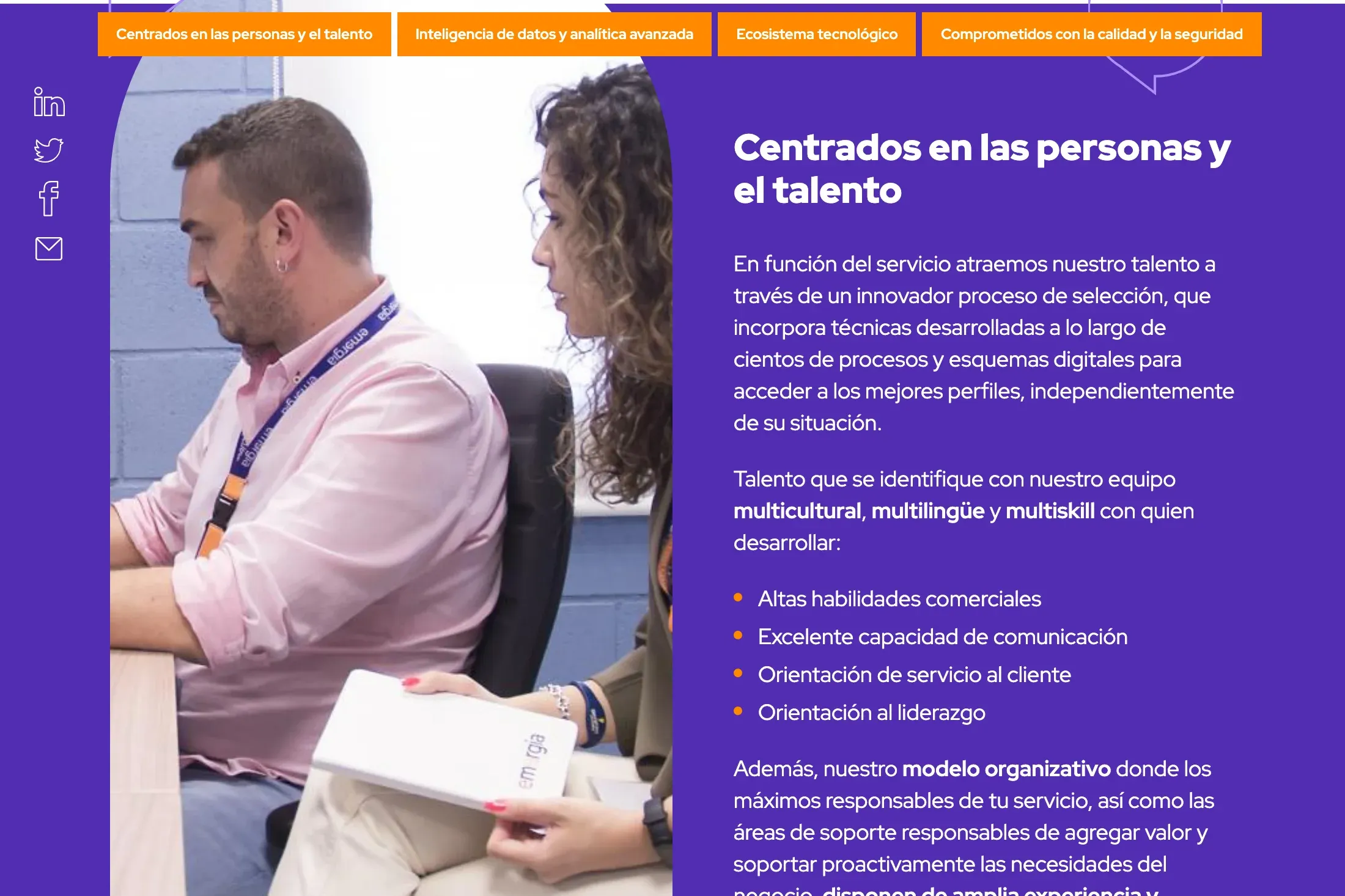 Página «¿Por qué emergia?» con pestañas naranjas (Centrados en las personas y el talento, Inteligencia de datos y analítica avanzada, Ecosistema tecnológico, Comprometidos con la calidad y la seguridad) y foto del equipo trabajando.