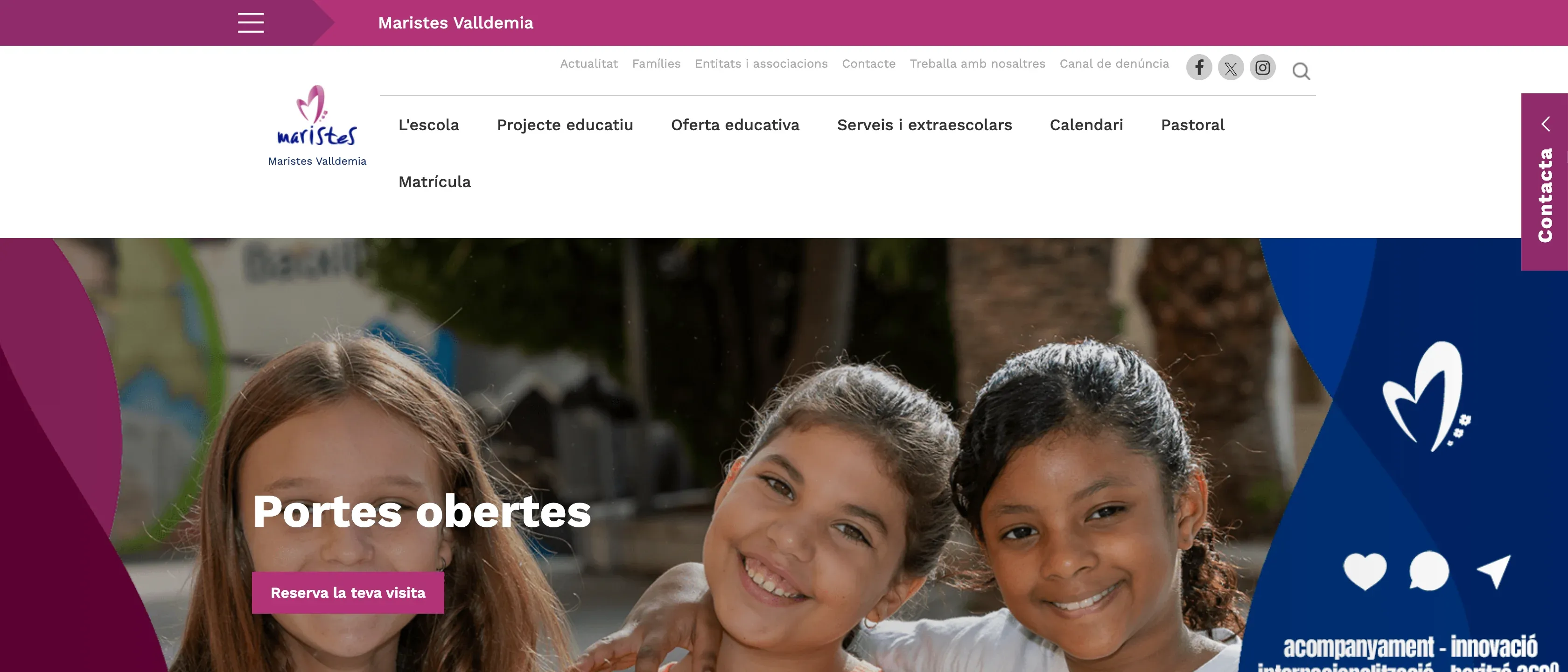 Portada de la web de la escuela Maristes Valldemia, con tres alumnas sonrientes abrazadas, el titular «Portes obertes» y el botón «Reserva la teva visita».