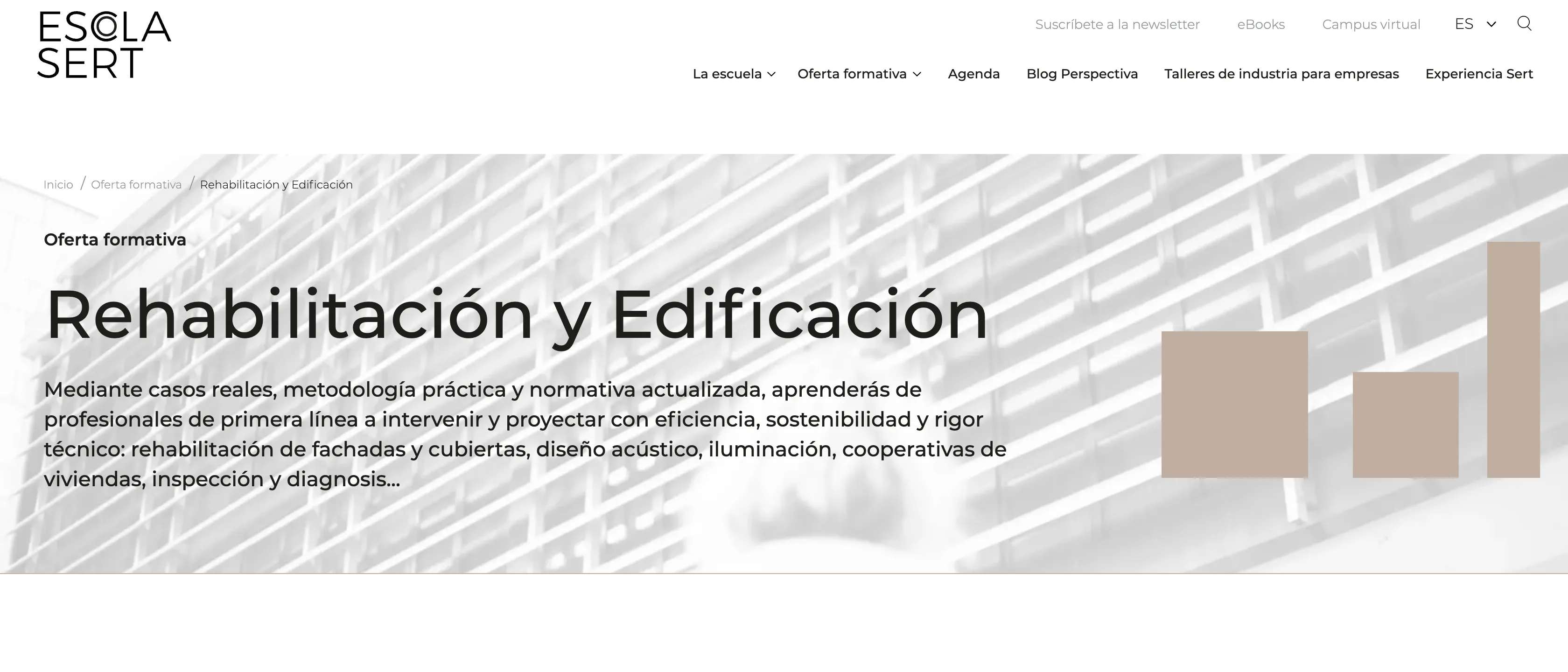 Página de Rehabilitación y Edificación de escolasert.com: cabecera con el menú, título y texto de presentación sobre una fotografía de fachada en blanco y negro, con tres bloques de color arena a la derecha