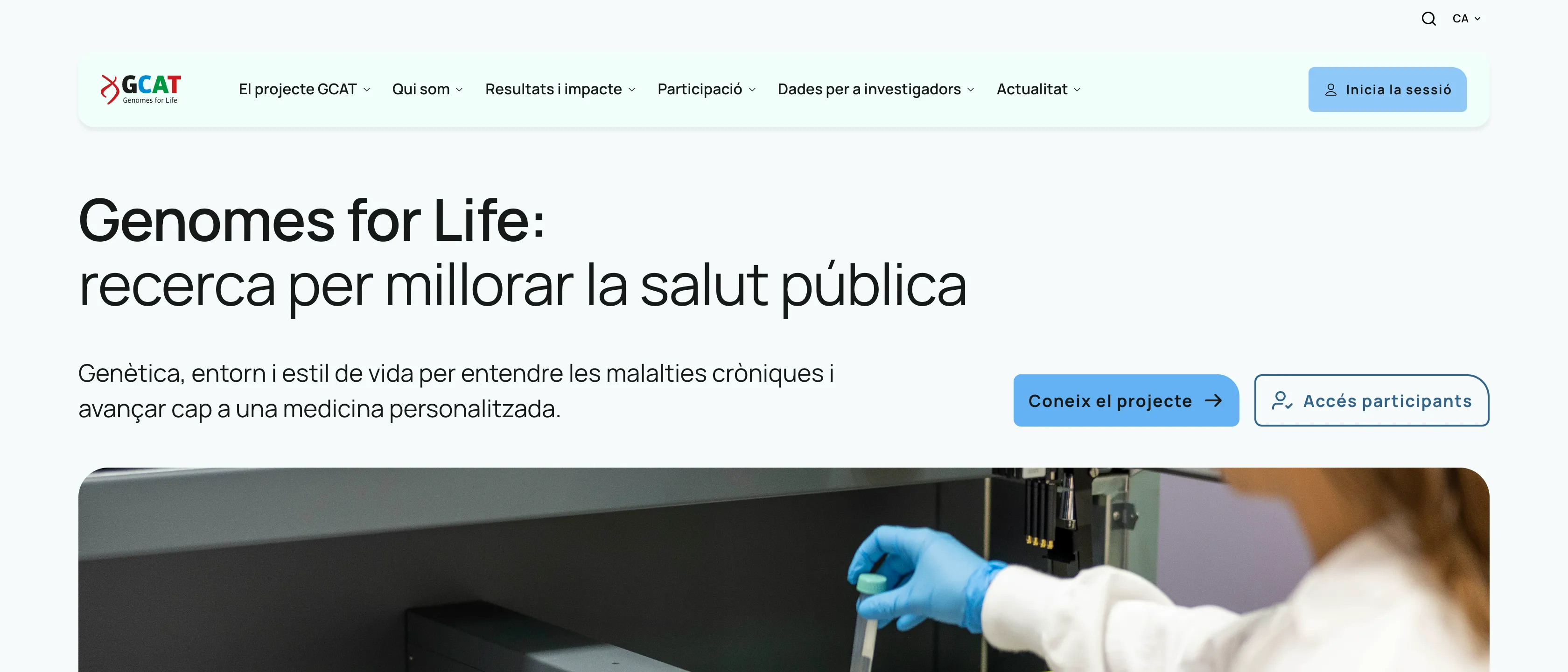 Portada de la web del GCAT en catalán: menú principal, botón Inicia la sessió, titular «Genomes for Life: recerca per millorar la salut pública», botones Coneix el projecte y Accés participants y la foto de una investigadora.