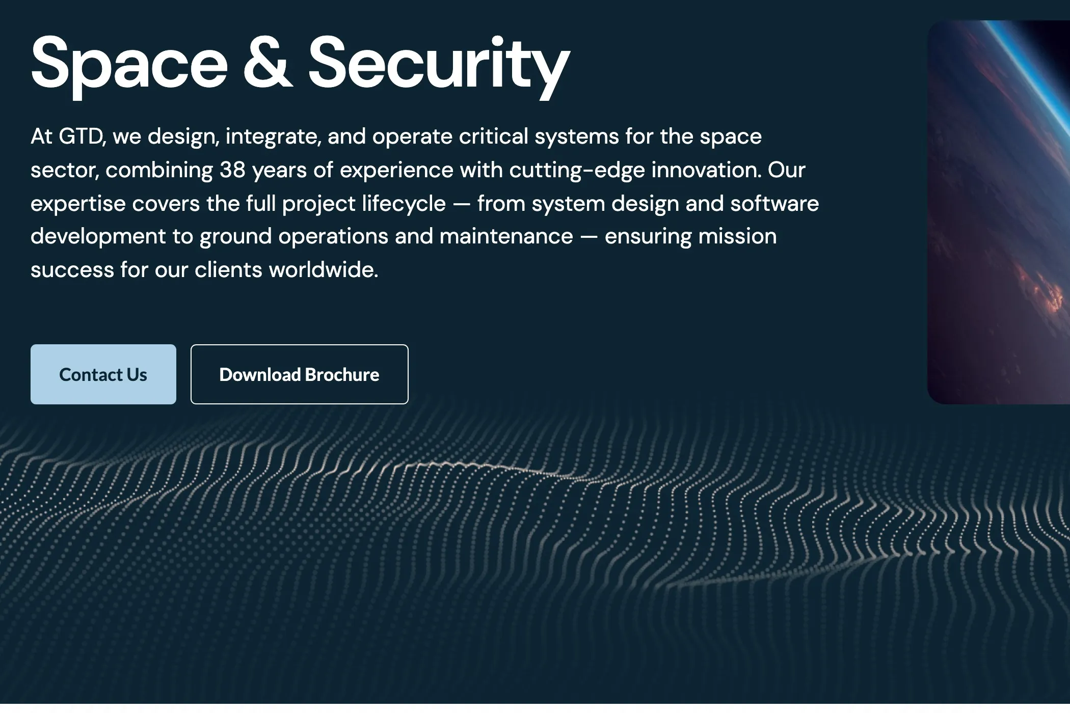 Página Space & Security de gtd.eu: el titular y el texto sobre 38 años de experiencia en el sector espacial, con la curvatura de la Tierra en la esquina y un patrón de ondas.