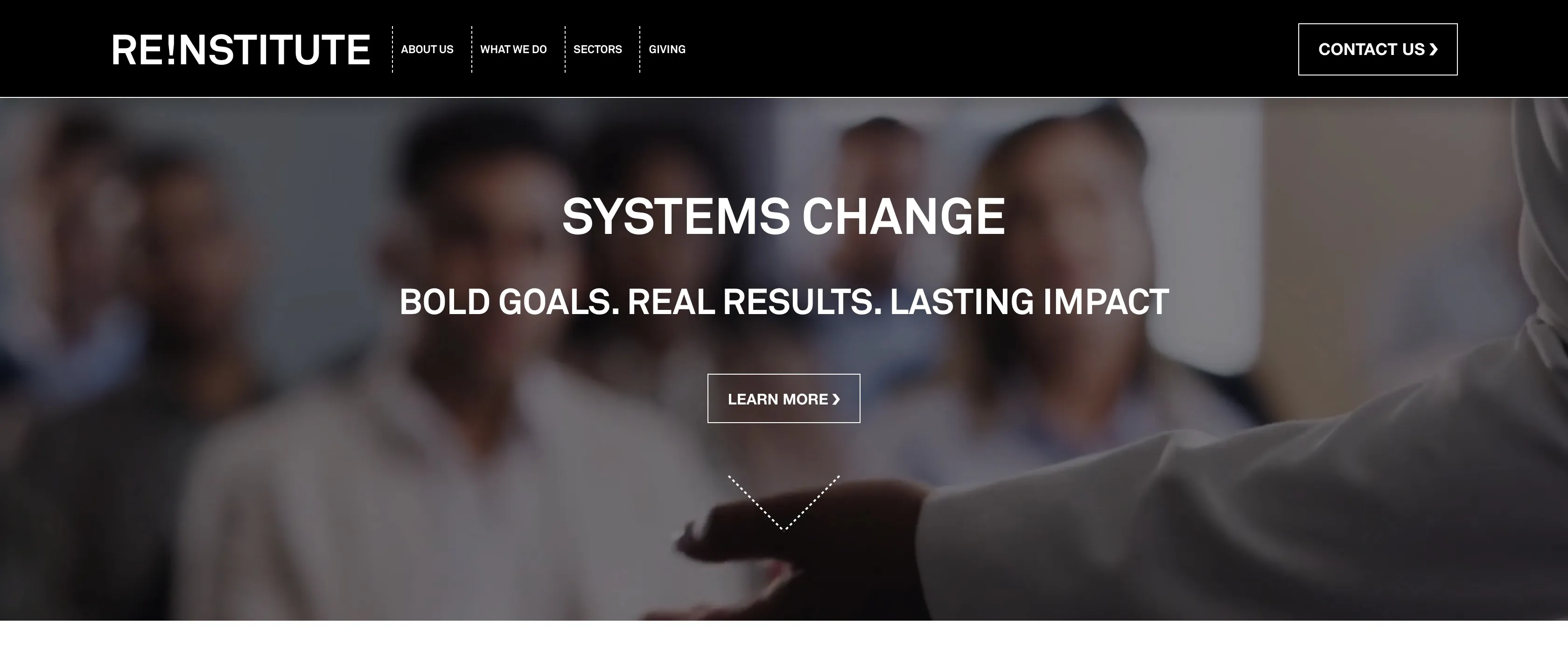 Portada de re-institute.org: sobre una fotografía oscura de personas reunidas alrededor de una mesa de trabajo, el titular «SYSTEMS CHANGE» y el lema «Bold goals. Real results. Lasting impact.» con un botón «Learn more».